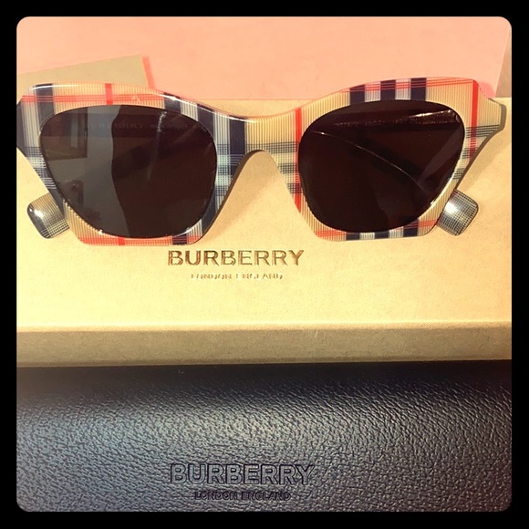 *BURBERRY SUNGLASSES* - Picture 2 of 6